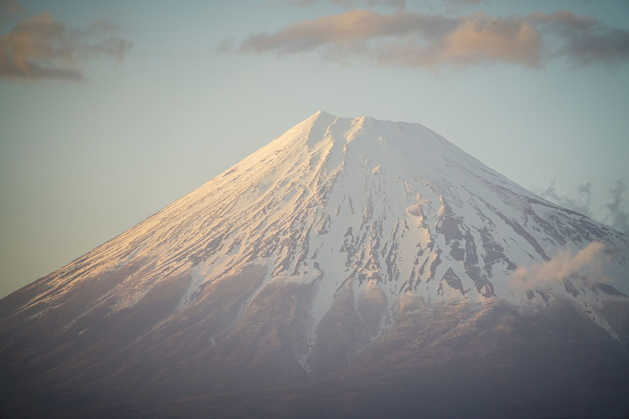 朝の光を受けた冠雪の富士山